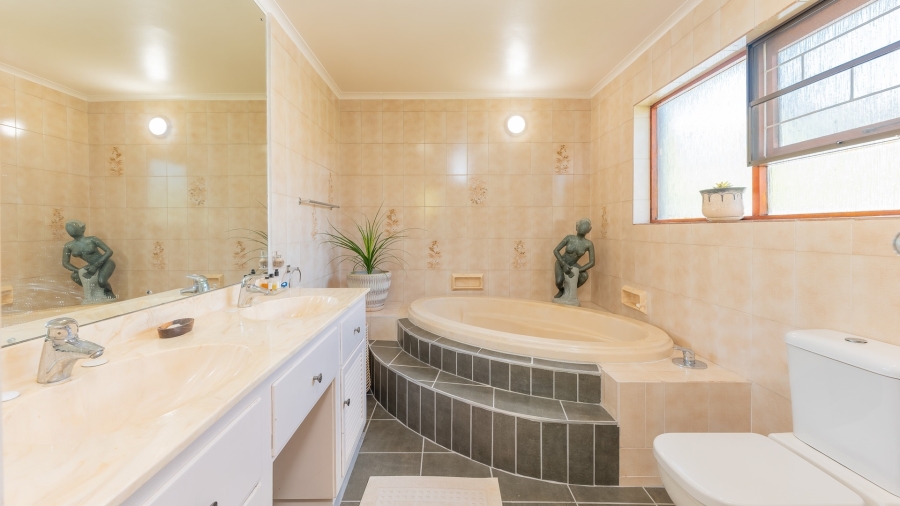 5 Bedroom Property for Sale in Bredasdorp Western Cape